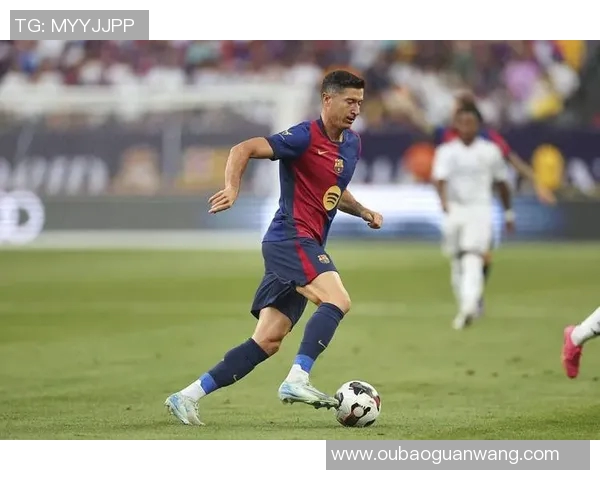 莱万状态火热欧冠赛场10场打入12球领跑射手榜